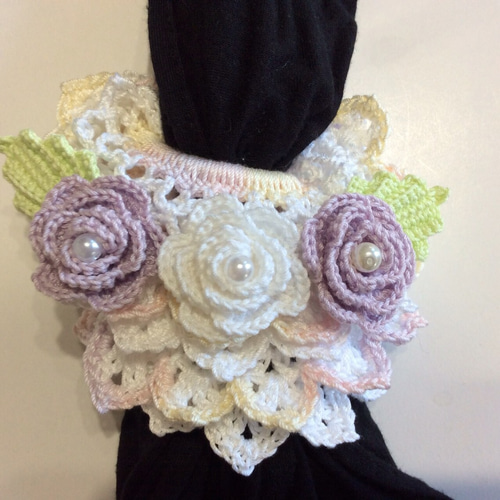 優しいグラデーション色の薔薇ヘアクリップ☆ハンドメイド手編みクリップバラ 優しいグラデーション色の薔薇ヘアクリップ☆ハンドメイド手編み