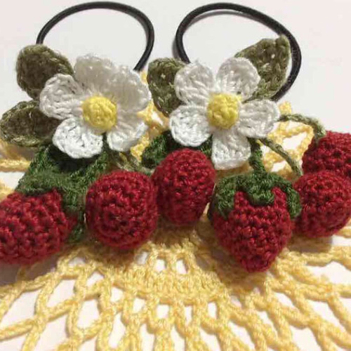 ハンドメイド苺モチーフのヘアゴムレース編み　いちご 人気満点 ハンドメイド☆レース編み立体苺ヘアゴム メルカリ