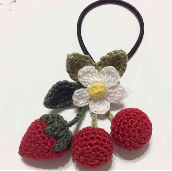 ハンドメイド☆手編み可愛いさくらんぼいちご小花モチーフヘアゴムお子様にプレゼント 2枚目の画像