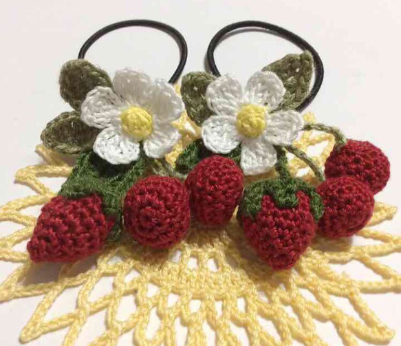 ハンドメイド☆手編み可愛いさくらんぼいちご小花モチーフヘアゴムお子様にプレゼント 4枚目の画像
