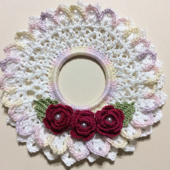 ハンドメイド☆可愛いく優しい雰囲気のミニ巻き薔薇の手編みシュシュ☆乙女なヘアゴム 2枚目の画像