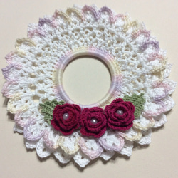 ハンドメイド☆可愛いく優しい雰囲気のミニ巻き薔薇の手編みシュシュ☆乙女なヘアゴム 3枚目の画像
