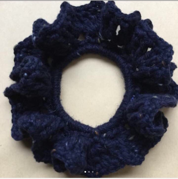 ハンドメイド☆インディゴブルーのかぎ針編みシュシュ♡ナチュラルに