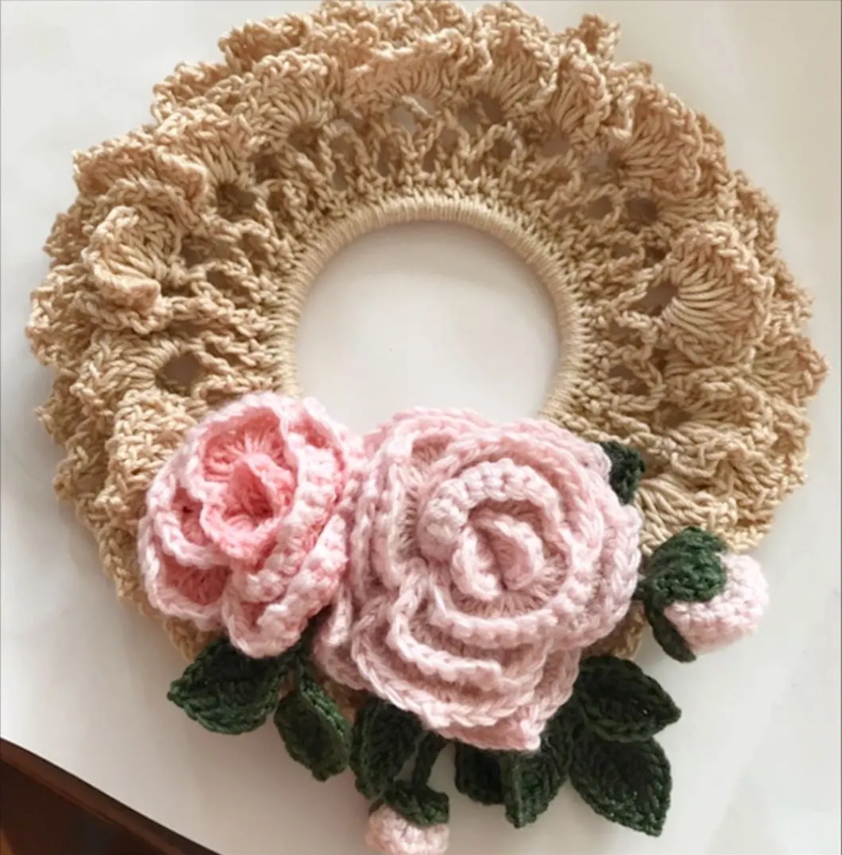 幸せな髪飾りハンドメイド☆薔薇が大好きな方へ☆繊細なアンティークローズシュシュ レース編み