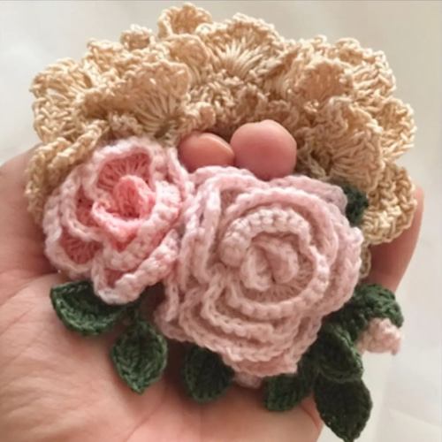 ハンドメイド☆繊細な細糸で編んだ華麗な巻き薔薇レース編みシュシュアンティークバラ 幸せな髪飾りハンドメイド☆薔薇が大好きな方へ☆繊細な