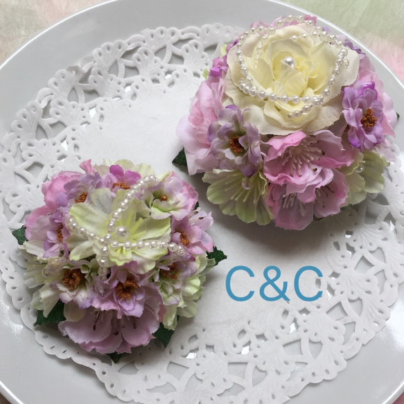 結婚式 親子ペア パステルカラーの小花のコサージュ兼髪飾りセット 1枚目の画像