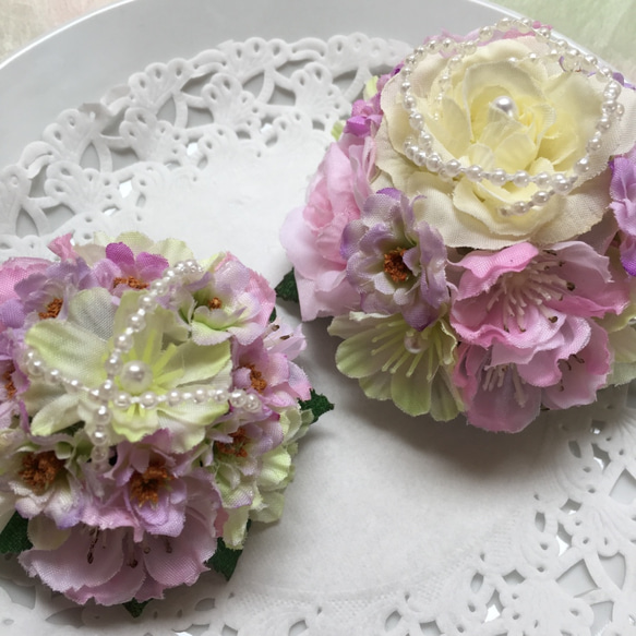 結婚式 親子ペア パステルカラーの小花のコサージュ兼髪飾りセット 2枚目の画像