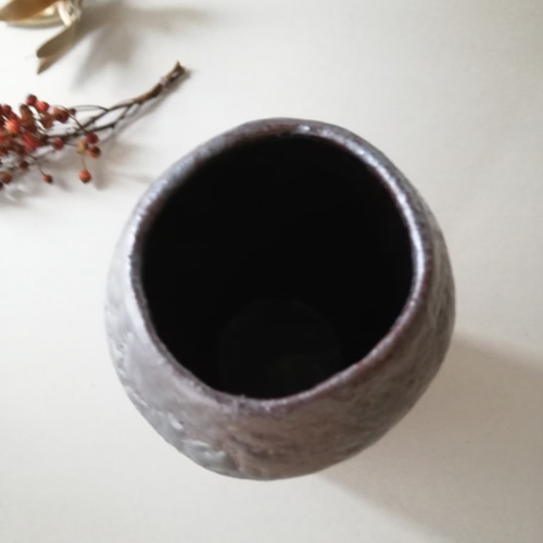 赤津焼花入／俊治造／鉄釉印花入／一輪差し