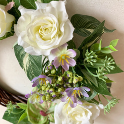 白バラとアンスリウムのエレガンントな涼しげサマーリース（造花） 2枚目の画像