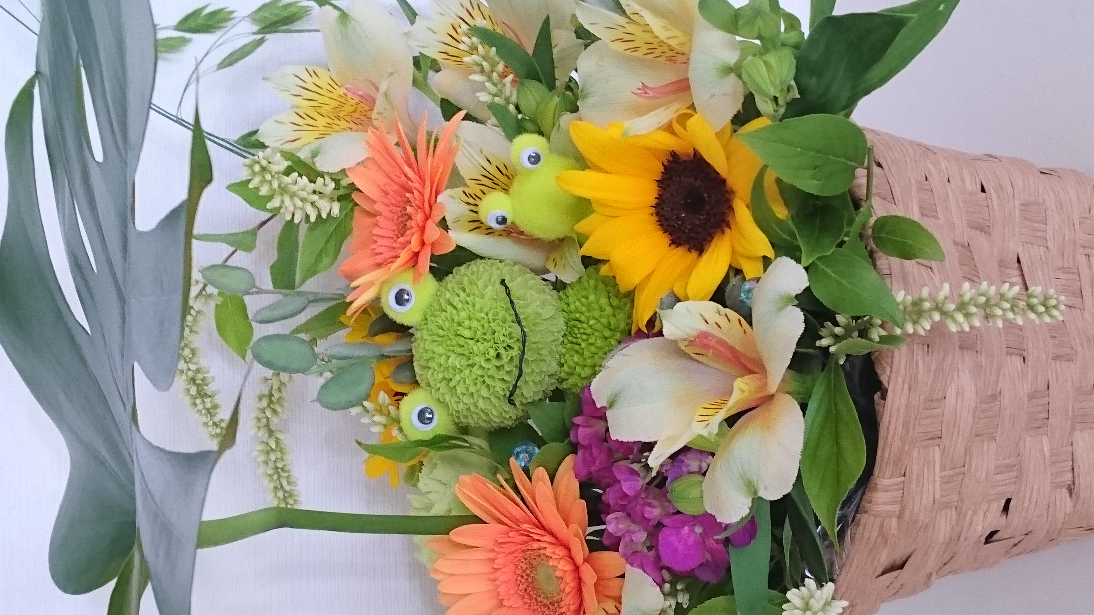 人気のカエルのフラワーアレンジメント【生花】