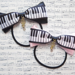 ピアノ鍵盤柄ト音記号付きリボンヘアゴム（ピンクか黒を必ず選択