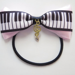 ピアノ鍵盤柄ト音記号付きリボンヘアゴム（ピンクか黒を必ず選択） 3枚目の画像