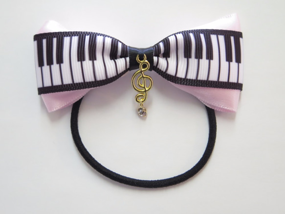 ピアノ鍵盤柄ト音記号付きリボンヘアゴム（ピンクか黒を必ず選択） 3枚目の画像