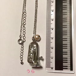リアルな銀色ユーフォニアムネックレス　コットンパール 付き 2枚目の画像