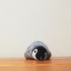 【creema 限定】羊毛フェルト　コウテイペンギンの子ども(ペーパーウェイト) 4枚目の画像