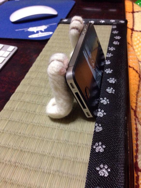 畳腕枕猫の手スマホスタンドセット 2枚目の画像