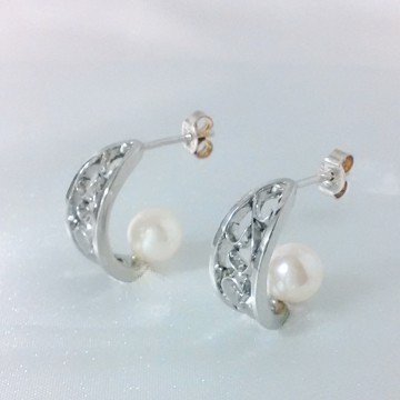 大人可愛い パールをあしらったクレッセントピアス