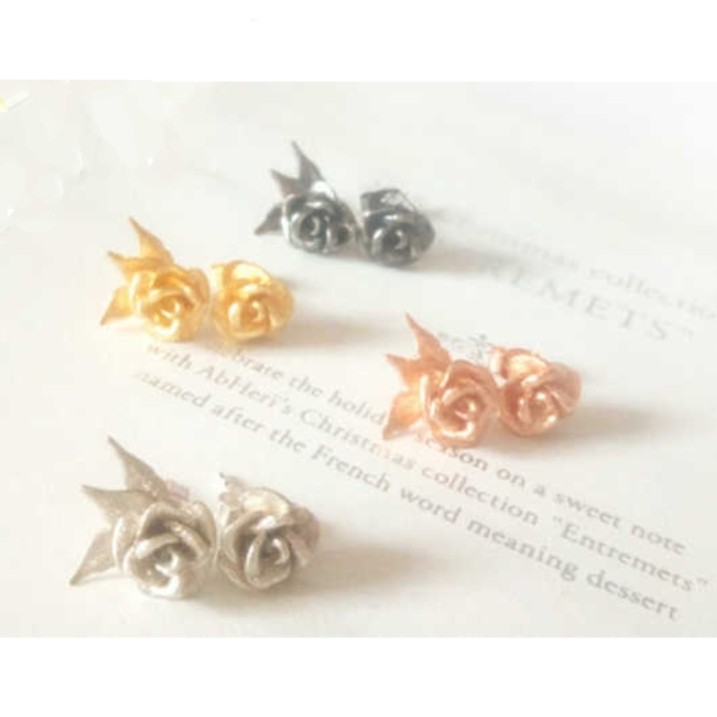 スワロフスキーを贅沢にあしらった、お花のシルバーリング