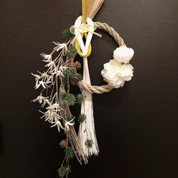 『Creema 限定』てまり松と白の小花・水引のしめ飾り 1枚目の画像