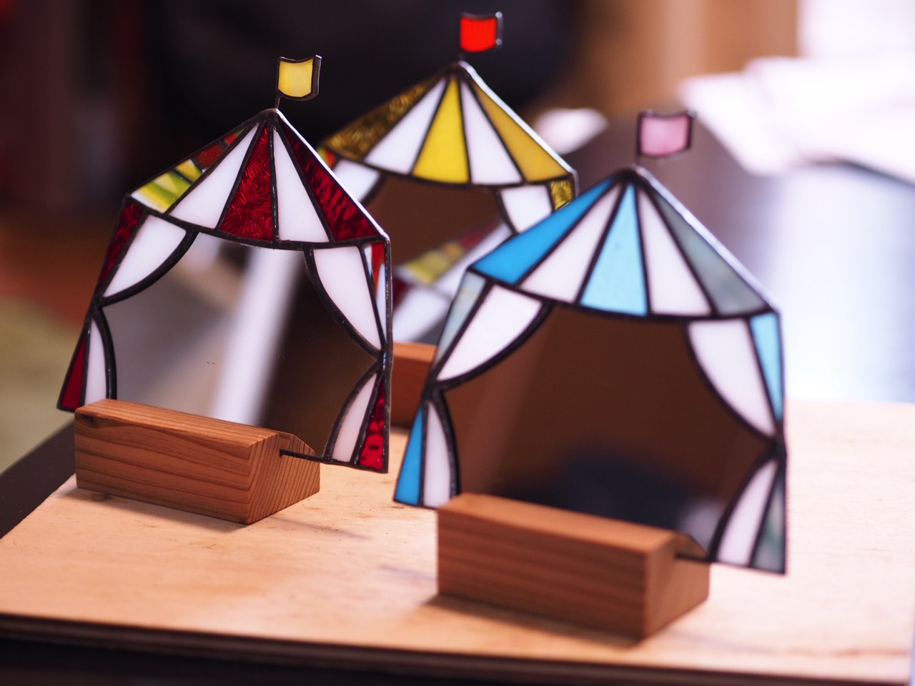 サーカステントのミラー　ステンドグラス