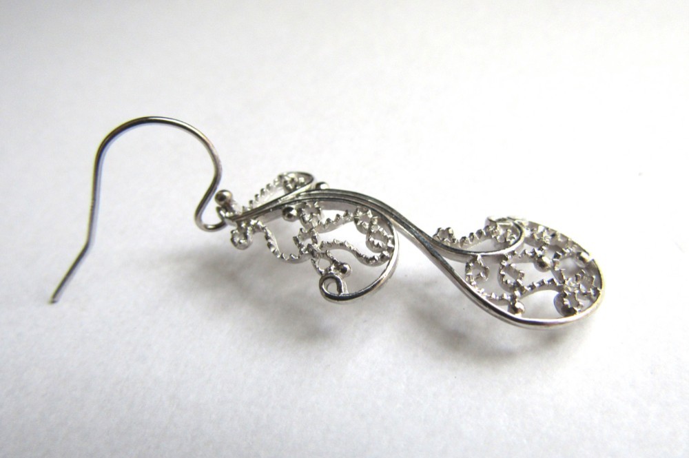 銀線細工ピアス／ツル唐草