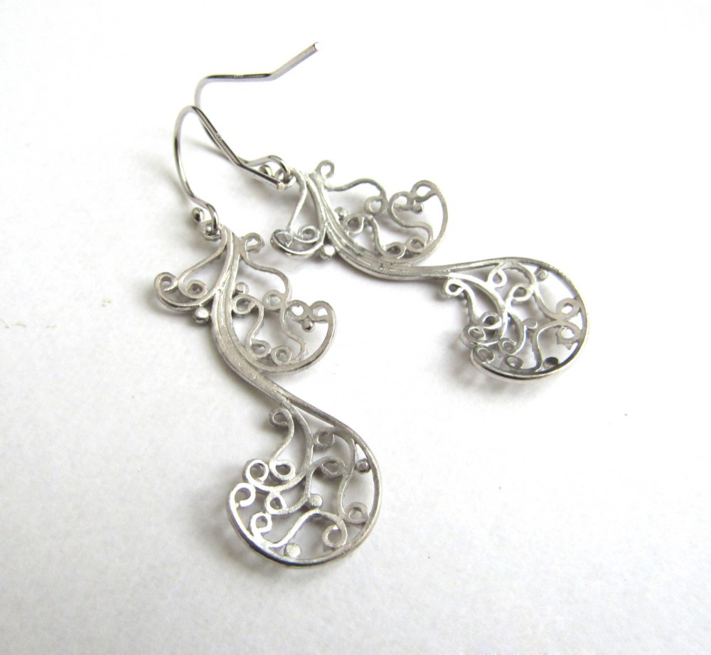 銀線細工ピアス／ツル唐草