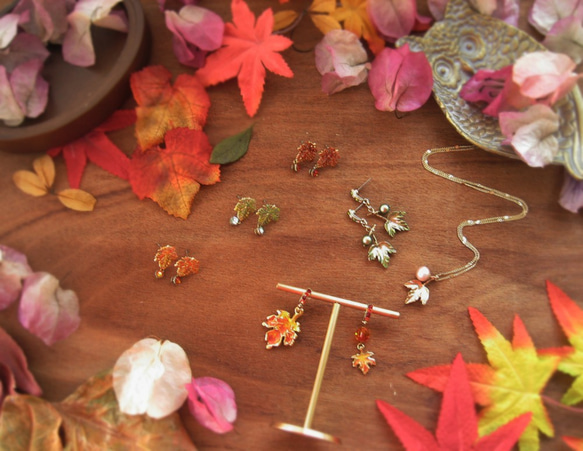 四季系列--秋漸變: 楓の姿 鏤空楓葉搖曳小鑽耳環 第1張的照片