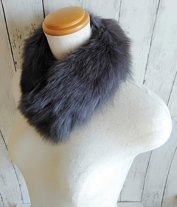 ¶ new antique fur ¶ ダークグレーフォックスマグネット留めショールマフラー 2枚目の画像