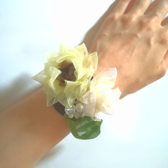 ラッピング送料無料☆向日葵とバラのビジューヘアゴム オフホワイト リボンフラワー 2枚目の画像