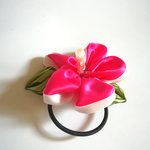 ピンクリボンヘアゴム リボン ヘアゴム 蛍光ピンク サテン 大きめ 発表会 ヘアアクセ