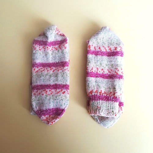 ネット洗いOK コスパ◎数シーズン使える手編み靴下 ピンクフラワー