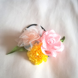 ラッピング無料☆ピンクの薔薇とマリーゴールドのヘアゴム  オーガンジーリボンフラワー 1枚目の画像