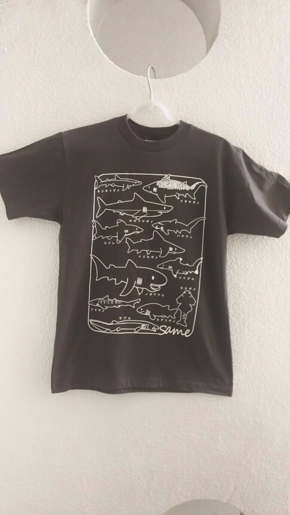 サメT2 チャコール Mサイズ　Ｔシャツ 1枚目の画像