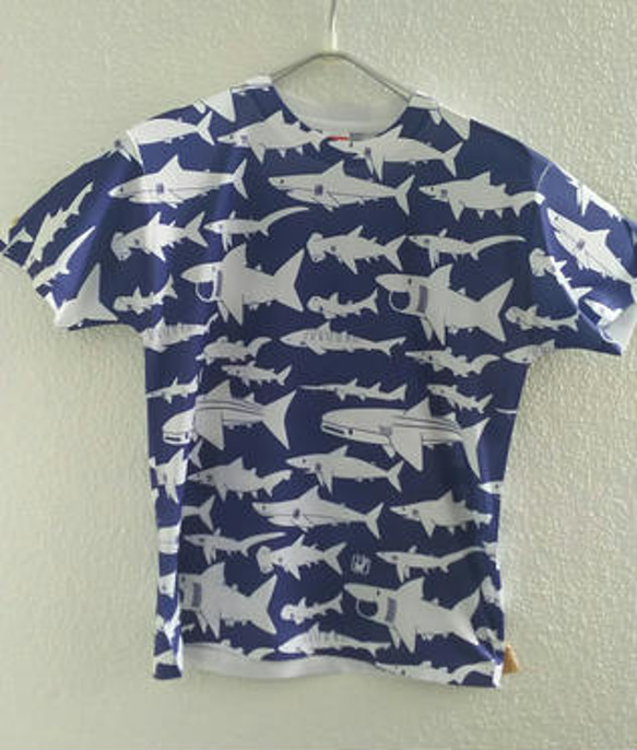 【希少】GANRYU COMME des GARÇONS 総柄Tシャツ　サメ刺繍 サメ総柄Tシャツ（XL） Tシャツ 図鑑T 通販 7544447｜Creema(クリーマ