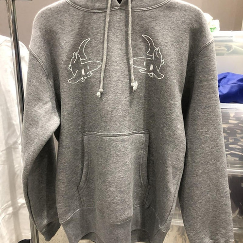 サメ口刺繍 グレー ジップアップパーカー SEQUENZ（シークエンズ）】CROSS RHINE STONE ZIP P/K / パーカー