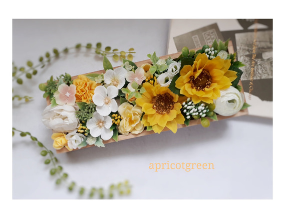 ひまわり・紫陽花・ラナンキュラスのＢＯＸフラワーアレンジメント(長方形) 2枚目の画像