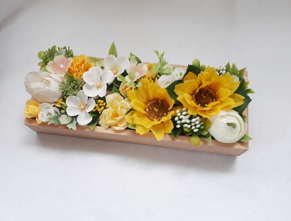 ひまわり・紫陽花・ラナンキュラスのＢＯＸフラワーアレンジメント(長方形) 7枚目の画像