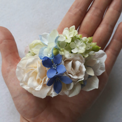 ホワイト＆ブルー小花のコサージュ 4枚目の画像
