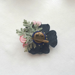 デニム生地のお花のコサージュ 6枚目の画像