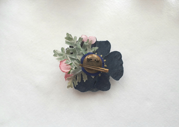 デニム生地のお花のコサージュ 6枚目の画像