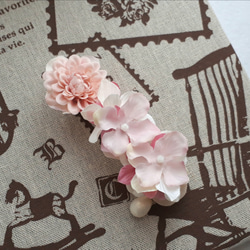 揺れるパールビーズとピンクの小花のバレッタ 2枚目の画像