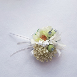 スモークベリーと小花のコサージュ 白×グリーン 3枚目の画像
