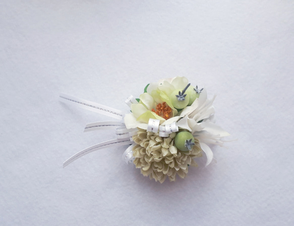 スモークベリーと小花のコサージュ 白×グリーン 3枚目の画像