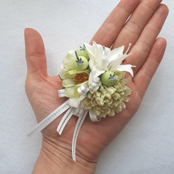 スモークベリーと小花のコサージュ 白×グリーン 5枚目の画像