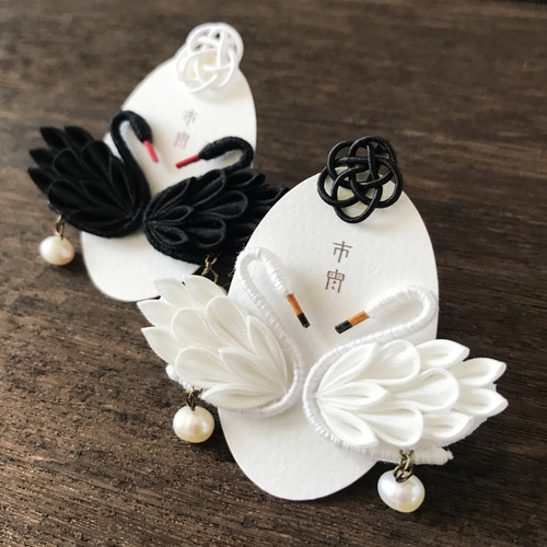 Petit＊白鳥（黄くちばし）のピアス/ イヤリング【つまみ細工/正絹