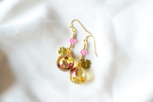 黃日。耳上的浮游花 乾燥花 流動玻璃球 耳環 第3張的照片