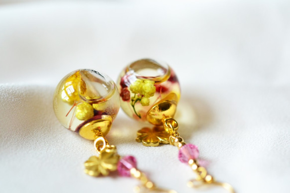 黃日。耳上的浮游花 乾燥花 流動玻璃球 耳環 第5張的照片