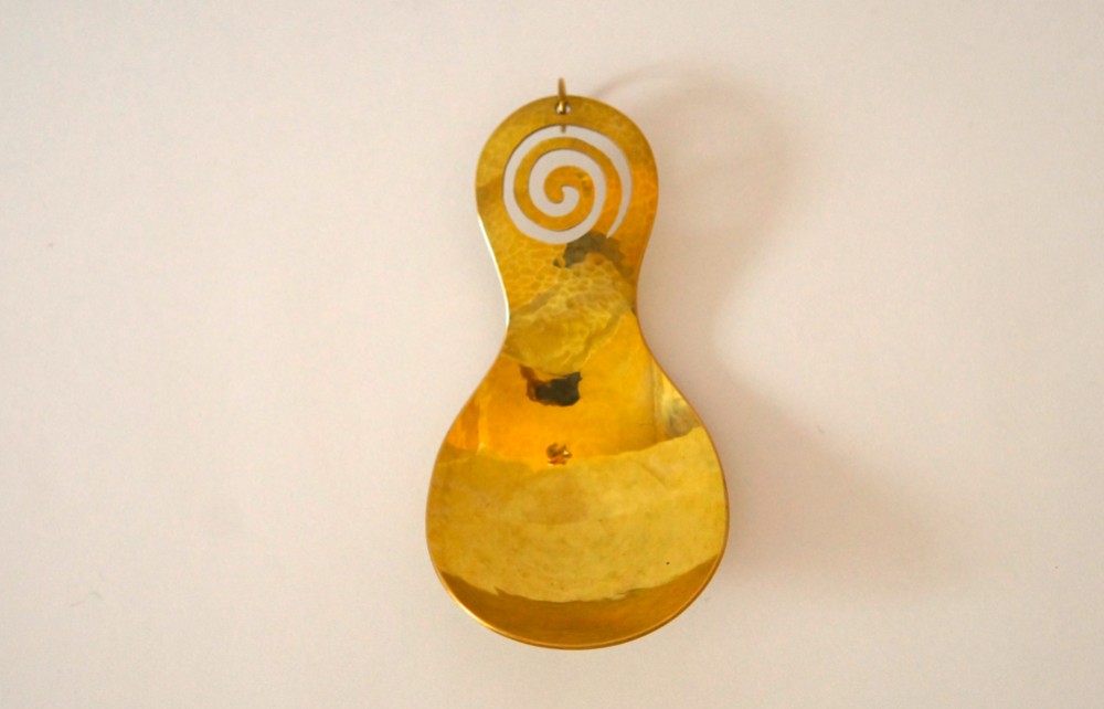 透かし文様入り茶さじ（うずまき）