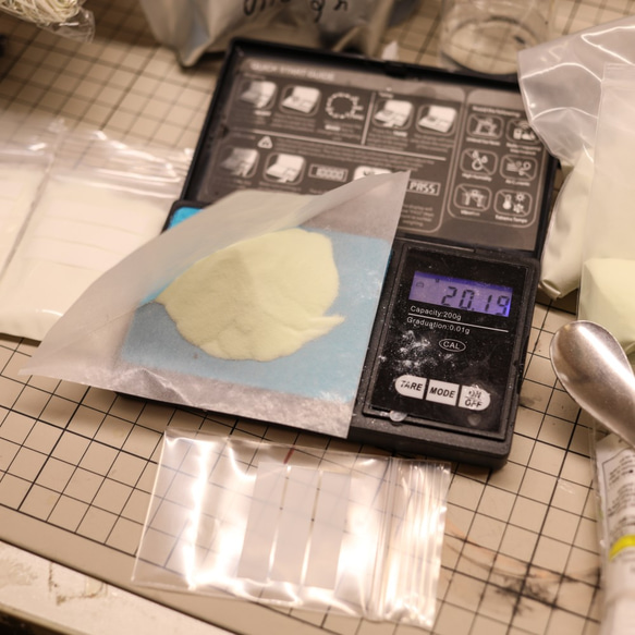 【ハンドメイド資材】高輝度蓄光パウダー20g(青,緑) Phosphorescent powder 9枚目の画像