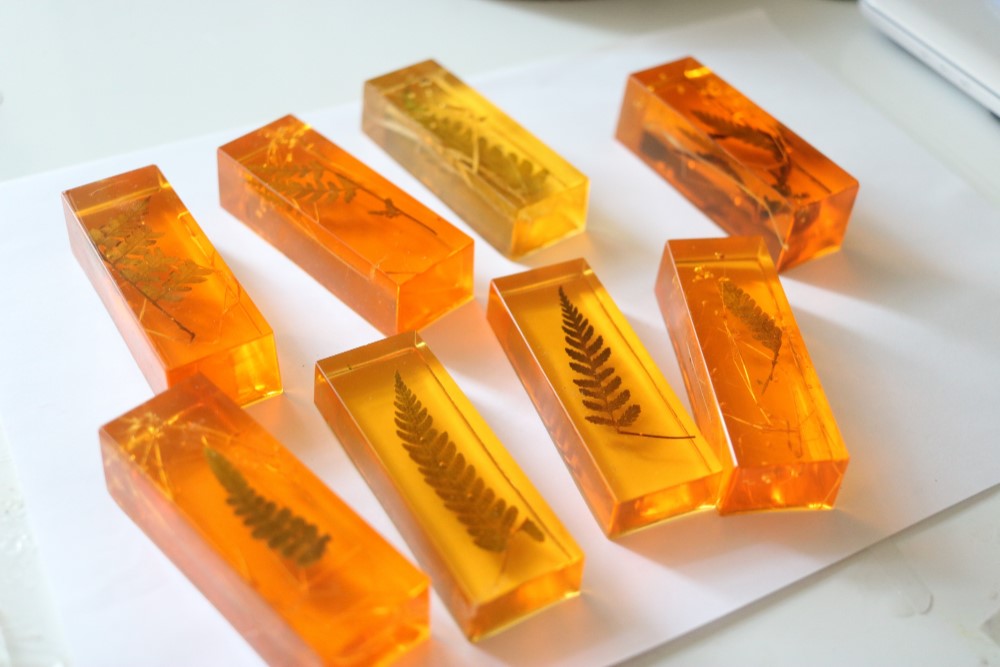 ☆ht☆美品！琥珀の置物 Amazon.co.jp: 琥珀 置物 お魚 鯛 タイ 彫刻 人形 ミニチュア